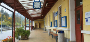 Čekárna a veranda na nádraží Bečov nad Teplou