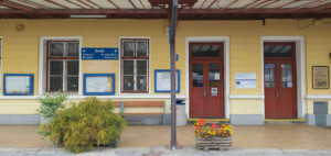 Čekárna a veranda na nádraží Bečov nad Teplou
