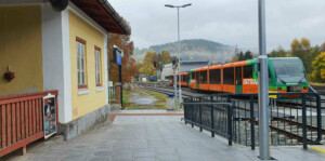 Přístup na ostrovní nástupiště na nádraží v Bečově nad Teplou