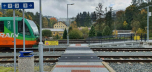 Přístup na ostrovní nástupiště na nádraží v Bečově nad Teplou