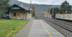 Vlaková zastávka Praha-Sedlec, nástupiště 1 směr Praha