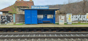 Plechový přístřešek na zastávce Praha-Sedlec