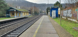 Nástupiště u koleje 2 na nádraží Praha-Sedlec
