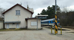 Příchod na nádraží v Rapoticích je od železničního přejezdu.