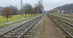 Nádraží Tetčice a nástupiště u koleje 4