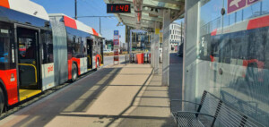 Tramvaje a metro u nádraží Praha-Veleslavín