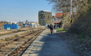 Nádraží Praha-Veleslavín, nástupiště u 1. koleje