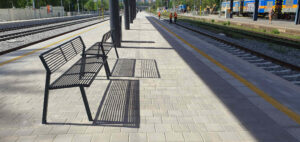Na nástupišti u koleje 2 a 3 v Brně-Králově Poli