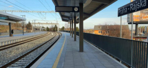 Zastávka Praha-Rajská zahrada, nástupiště u koleje 1