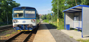 Zastávka Praha-Žvahov, přístřešek na nástupišti u koleje 2