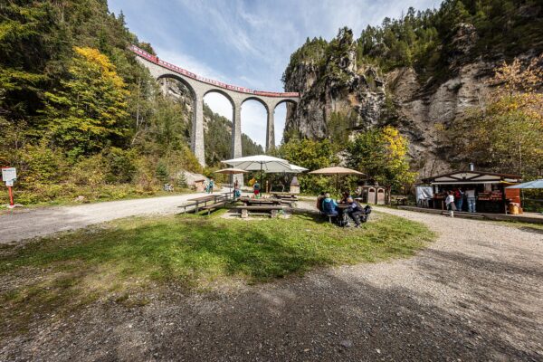 Odpočinkové místo pod viaduktem Landwasser, zdroj archiv Rhétské dráhy