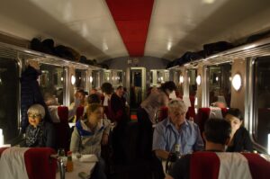 Vlak Roter Doppelpfeil - interiér, zdroj Wikimedia Commons