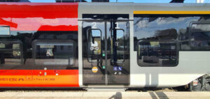 Dveře vozu č. 3 jednotky PESA 655 v barvách PID