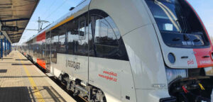 Dveře vozu č. 3 jednotky PESA 655 v barvách PID