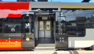 Dveře vozu č. 3 jednotky PESA 655 v barvách PID
