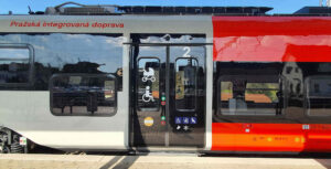 Vůz RegioJet 655 v barvách PID