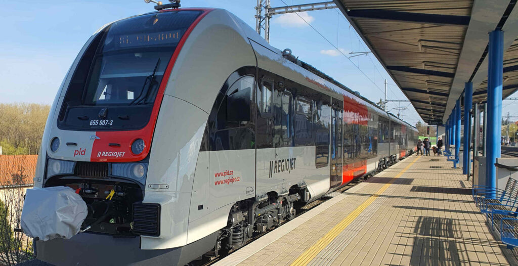 Troj-vozová jednotka 655 v barvách Pražské integrované dopravy.