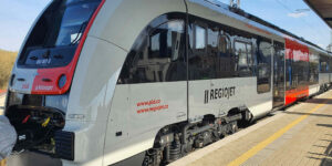 Vůz RegioJet 655 v barvách PID
