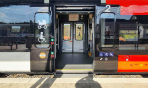 Dveře vozu RegioJet 655 v barvách PID