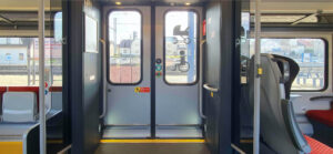 Dveře vozu RegioJet 655 v barvách PID