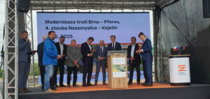 Symbolické poklepávání kladívky na kolejnici