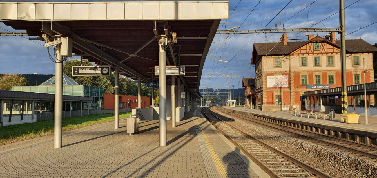Nástupiště u koleje 1 v Ústí nad Orlicí