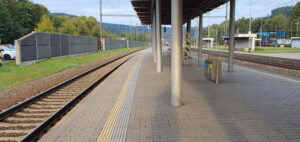 Nástupiště u 3. koleje na nádraží v Ústí nad Orlicí