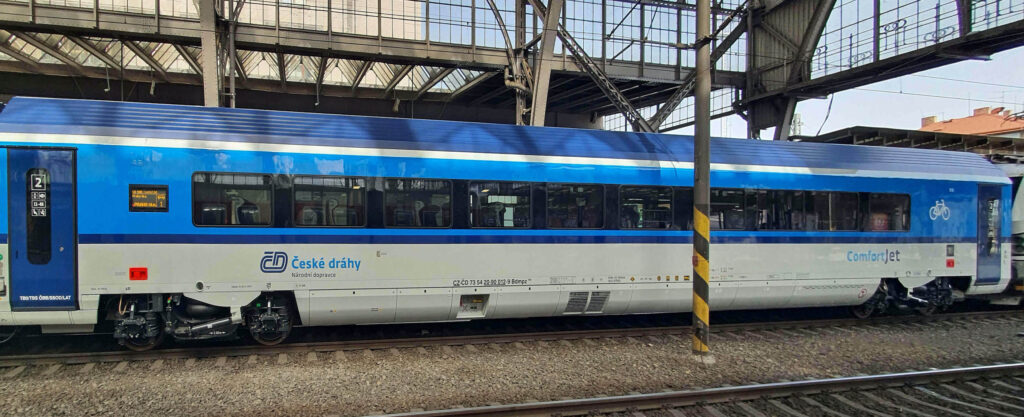 Vůz 2. třídy Bdmpz 883 v soupravě ComfortJet.