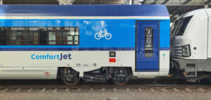 Dveře a nástupní prostor vozu ComfortJet Bdmpz 883