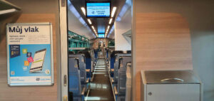 Dveře a nástupní prostor vozu ComfortJet Bdmpz 883
