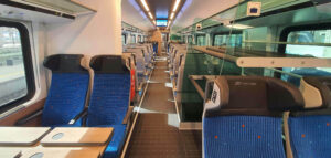 Sedadla 2. třídy ve voze Bbmpz 884 v soupravě ComfortJet