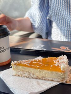Cheesecake s příchutí manga a maracuji - letní menu Leo Express