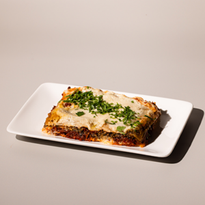 Autentické lasagne z Emilia-Romagna připravené z rakouského mletého hovězího masa - letní nabídka rakouských jídelních vozů