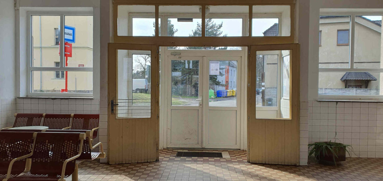 Čekárna a pokladna na nádraží ve Velkém Oseku