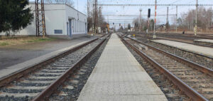Velký Osek, nástupiště u koleje 2