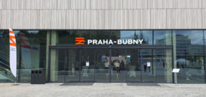 Čekárna a záchody na nádraží v Praze Bubnech