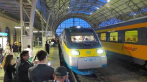 Příjezd vlaku SC 500 do Prahy, který pokračuje jako spoj IC 591 do Českých Budějovic
