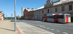 Zastávky autobusů u nádraží v Českém Brodě: BUS Český Brod, železniční stanice