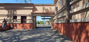 Vstup do podchodu na nádraží v Českém Brodě