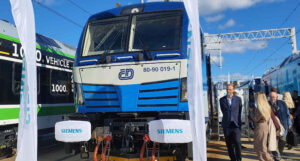 V čele soupravy ComfortJet je lokomotiva Siemens Vectron.