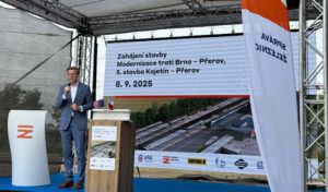 Jsem si jistý, že spolu s dalšími úseky připravované vysokorychlostní sítě to změní způsob, jak v Česku cestujeme,“ říká ministr dopravy Martin Kupka.