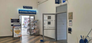Čekárna, pokladna, obchody na nádraží ve Valašském Meziříčí