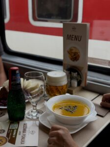 Dýňová krémová polévka s karamelizovanými semínky z podzimní nabídky WAGON SLOVAKIA KOŠICE