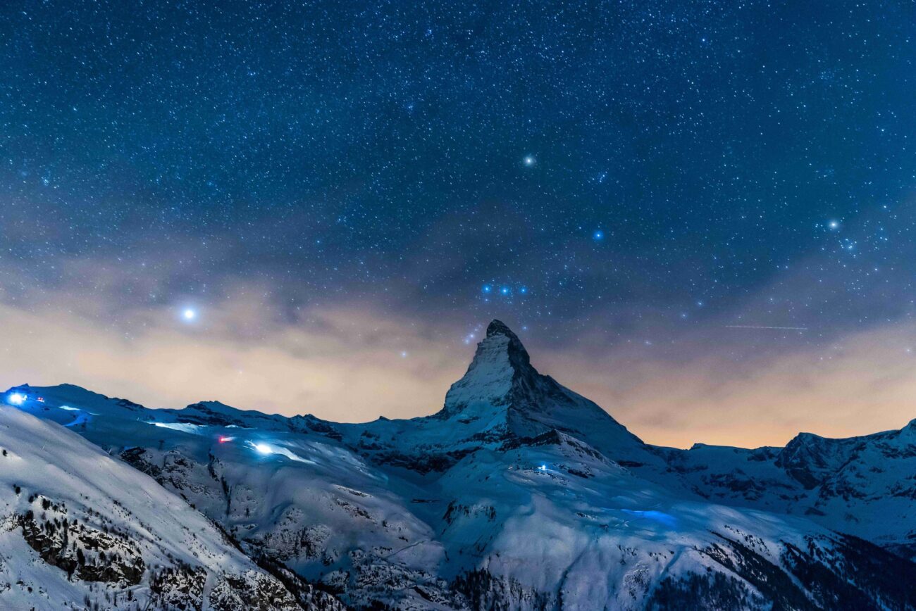 Pohled na Matterhorn s hvězdami, z archivu Gornegratbahn