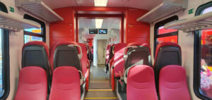 Interiér vozu jednotky Flirt v barvách italského regionu