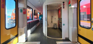 Cestujeme na vozíku v jednotce Flirt Stadler