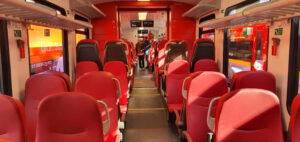 Interiér vozu jednotky Flirt v barvách italského regionu