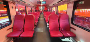 Interiér vozu jednotky Flirt v barvách italského regionu