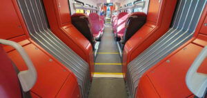 Interiér vozu jednotky Flirt v barvách italského regionu