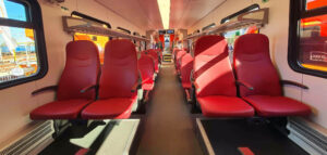 Interiér vozu jednotky Flirt v barvách italského regionu